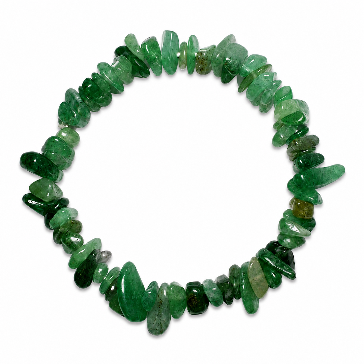 Pulsera chip de piedra natural color Aventurina Verde sobre fondo blanco