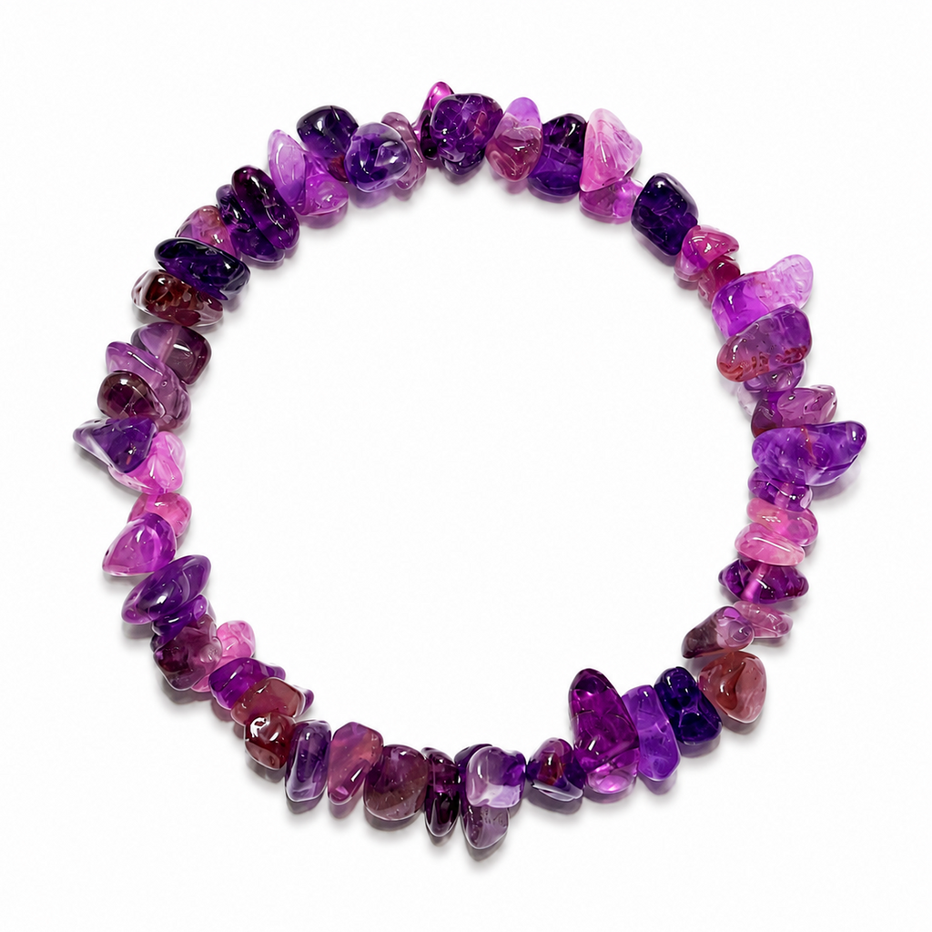Pulsera chip de piedra natural color Amatista sobre fondo blanco
