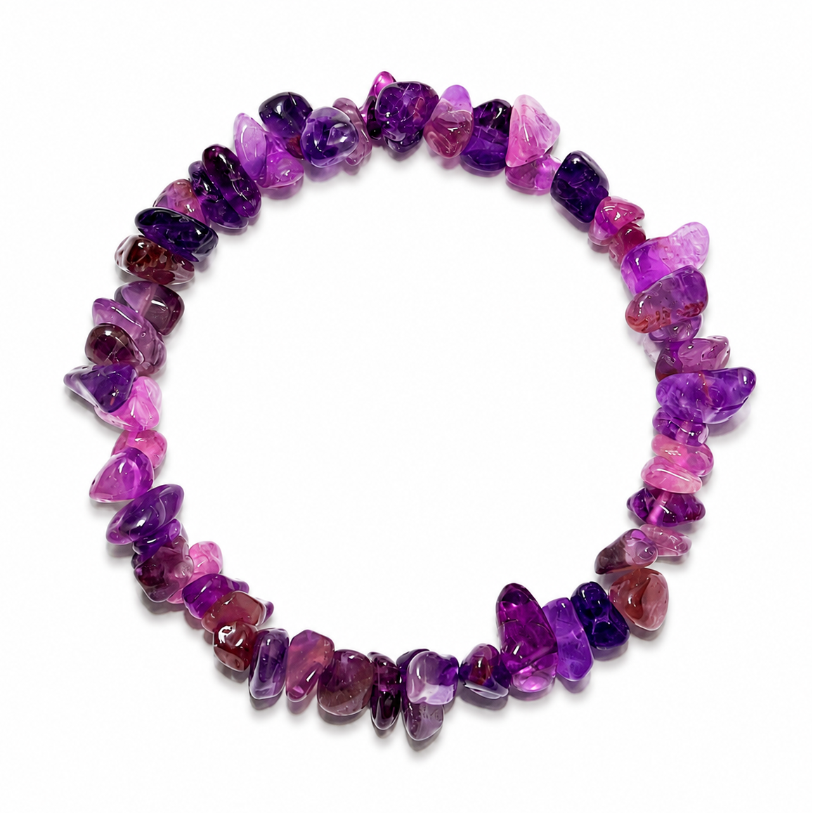 Pulsera chip de piedra natural color Amatista sobre fondo blanco