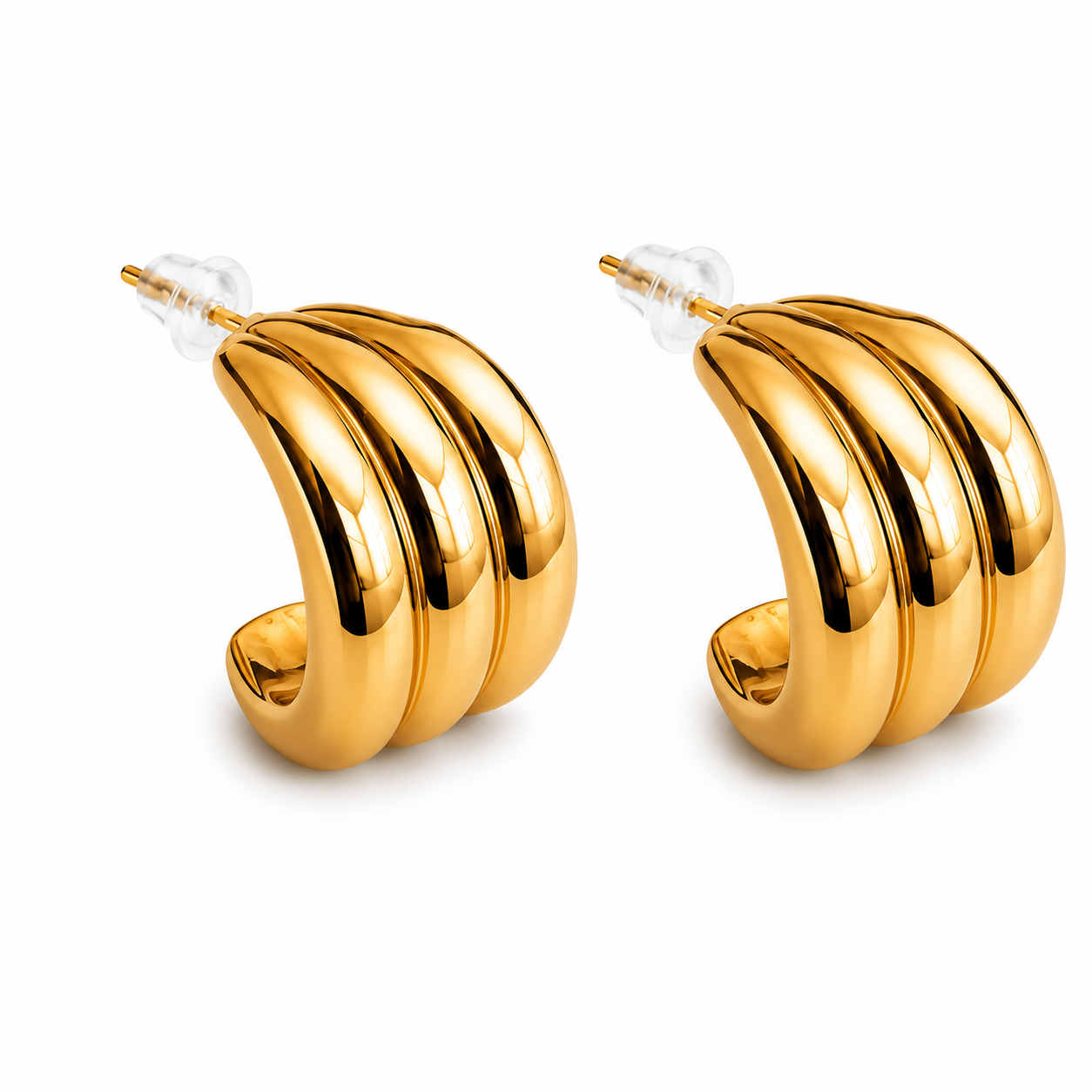 Pendientes Triple Banda Estriada Dorados — par de pendientes sobre fondo blanco