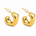 Mini Aros Irregulares Dorados — par de pendientes sobre fondo blanco