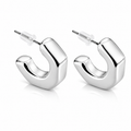 Mini Aros Angulares Plateados — par de pendientes sobre fondo blanco