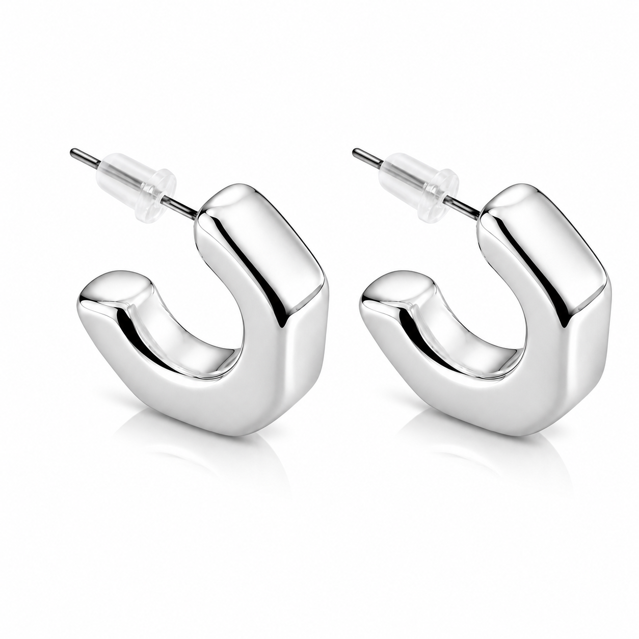 Mini Aros Angulares Plateados — par de pendientes sobre fondo blanco