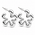 Pendientes Flor de Contorno Plateada — par de pendientes sobre fondo blanco