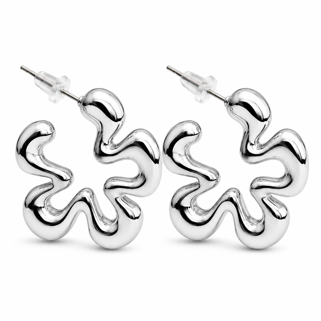 Pendientes Flor de Contorno Plateada — par de pendientes sobre fondo blanco
