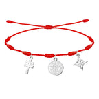 Pulsera de hilo rojo 7 nudos con tres amuletos de acero plateado: Cruz de Caravaca (cruz de doble barra), Medallón del Tetragrammatón (centro) y Nudo de Bruja (derecha).