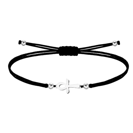 Pulsera de hilo negro liso con una Cruz Egipcia (Ankh) central en acero inoxidable de color plateado, decorada con esferas metálicas plateadas y cierre ajustable de nudo corredizo.