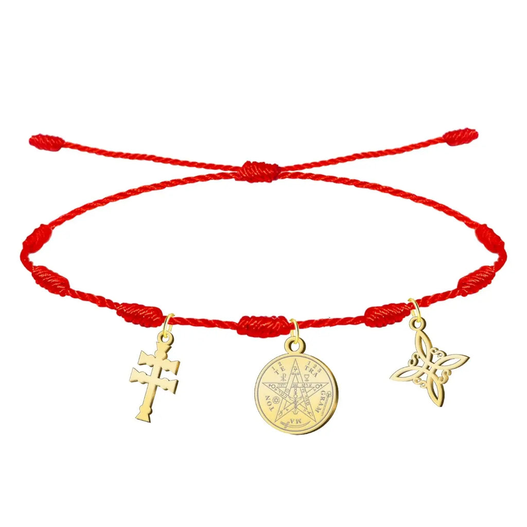 Pulsera de hilo rojo 7 nudos con tres amuletos de acero inoxidable dorado: Cruz de Caravaca (cruz de doble barra), Medallón del Tetragrammatón (centro) y Nudo de Bruja (derecha).