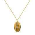 Collar con medalla ovalada de la Virgen del Rocío en acero dorado, grabado detallado de la silueta sin texto