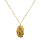 Collar con medalla ovalada de la Virgen del Rocío en acero dorado, grabado detallado de la silueta sin texto