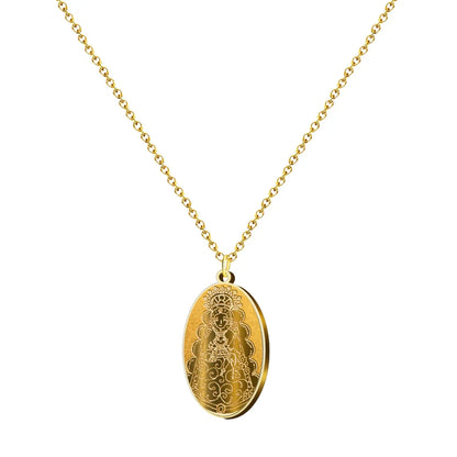 Collar con medalla ovalada de la Virgen del Rocío en acero dorado, grabado detallado de la silueta sin texto