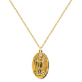 Colgante medalla de San Isidro Labrador en acero inoxidable en dorado, con relieve del Santo patrón de Madrid y de los agricultores sosteniendo su apero de labranza.