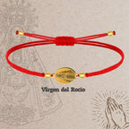 Pulsera Medalla de Virgen del Rocío con Hilo Rojo en Acero Dorado textura