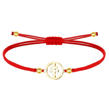 Pulsera de hilo rojo con medalla redonda de la Cruz de Caravaca en acero dorado, diseño calado con nudo corredizo y cuentas doradas