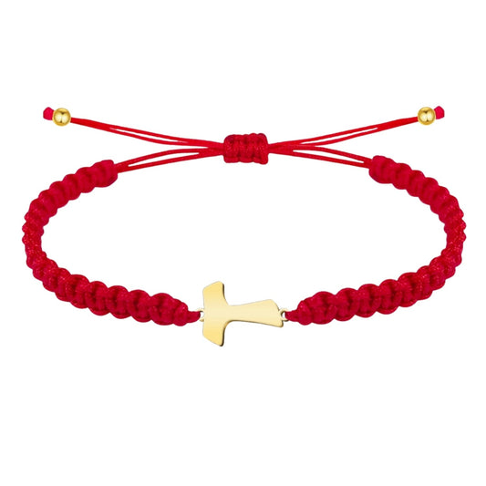 Pulsera de hilo encerado rojo trenzado con cruz Tau central en acero dorado y cierre ajustable con esferas doradas.
