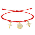 Pulsera de hilo rojo de 7 nudos con tres amuletos dorados: una Cruz Latina, el Tetragrammatón y el Nudo de Bruja.