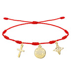 Pulsera de hilo rojo de 7 nudos con tres amuletos dorados: una Cruz Latina, el Tetragrammatón y el Nudo de Bruja.