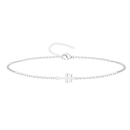 Pulsera de cadena fina en acero inoxidable plateado con la Cruz de Caravaca integrada en posición horizontal y cierre ajustable