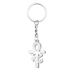 Llavero de acero inoxidable en color plateado que presenta el símbolo de la Cruz Egipcia (Ankh) con el Ojo de Horus integrado en su diseño central, unido a una argolla metálica mediante una cadena de eslabones corta.