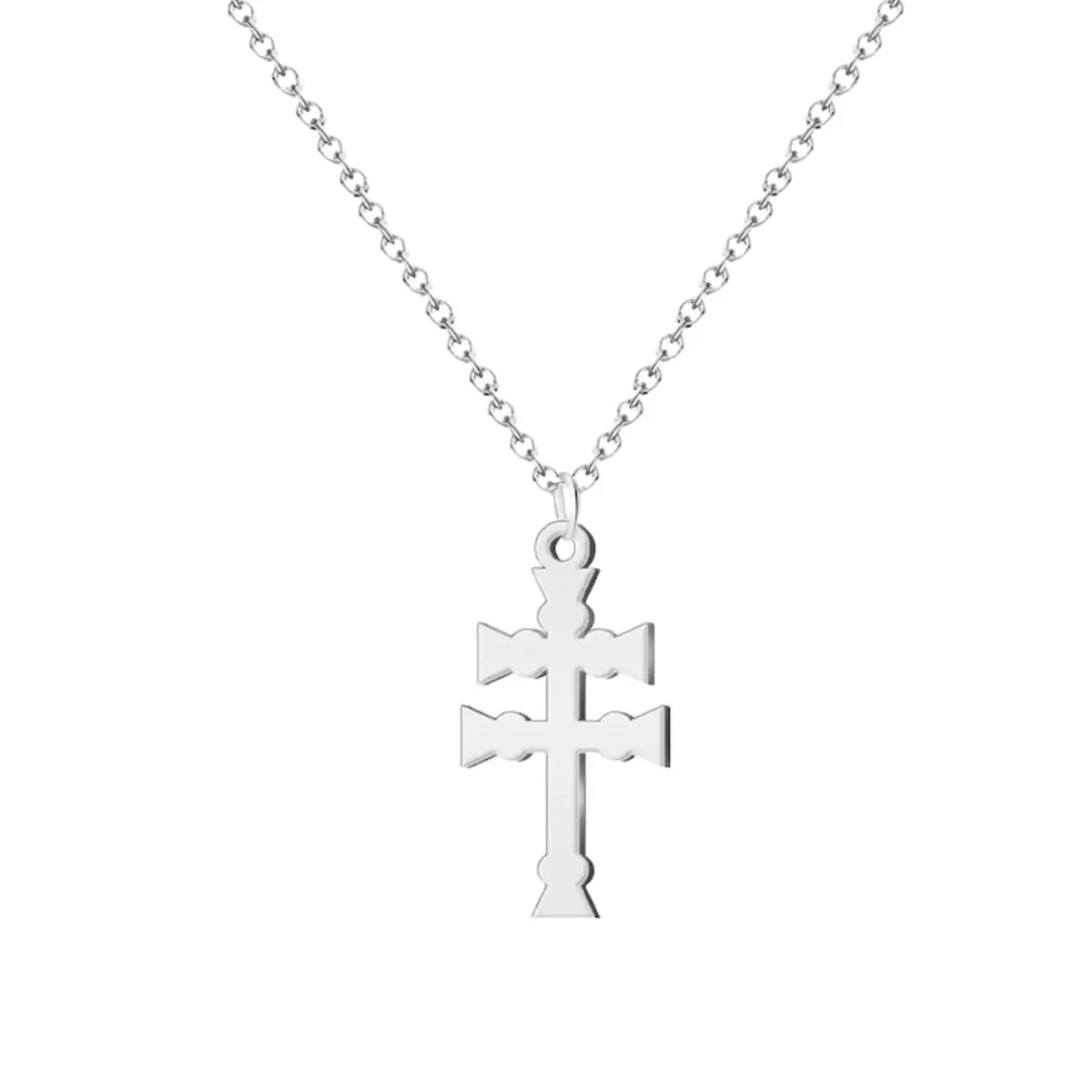 Colgante de la Cruz de Caravaca en acero inoxidable plateado con cadena de eslabones sobre fondo blanco
