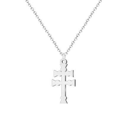 Colgante de la Cruz de Caravaca en acero inoxidable plateado con cadena de eslabones sobre fondo blanco