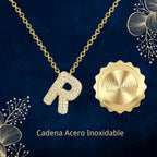 Collar Letra Inicial con Circonitas Y Baño de Oro 14K textura