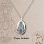 Colgante Virgen del Rocío Medalla Grabada Acero Plateado textura
