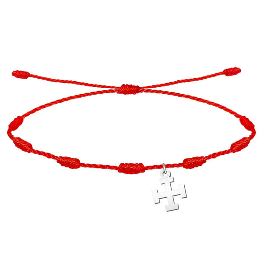 Pulsera de hilo rojo con 7 nudos y dije de Cruz Potenzada en acero plateado sobre fondo blanco.