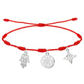 Pulsera de hilo rojo de 7 nudos con tres amuletos en acero plateado: la Mano de Fátima (Jamsa), el Tetragrammatón y el Nudo de Bruja.