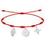 Pulsera de hilo rojo de 7 nudos con tres amuletos en acero plateado: la Mano de Fátima (Jamsa), el Tetragrammatón y el Nudo de Bruja.