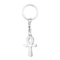 Llavero de metal con colgante de la Cruz Egipcia (Ankh) fabricado en acero inoxidable de color plateado, unido a una argolla circular mediante una cadena de eslabones corta.