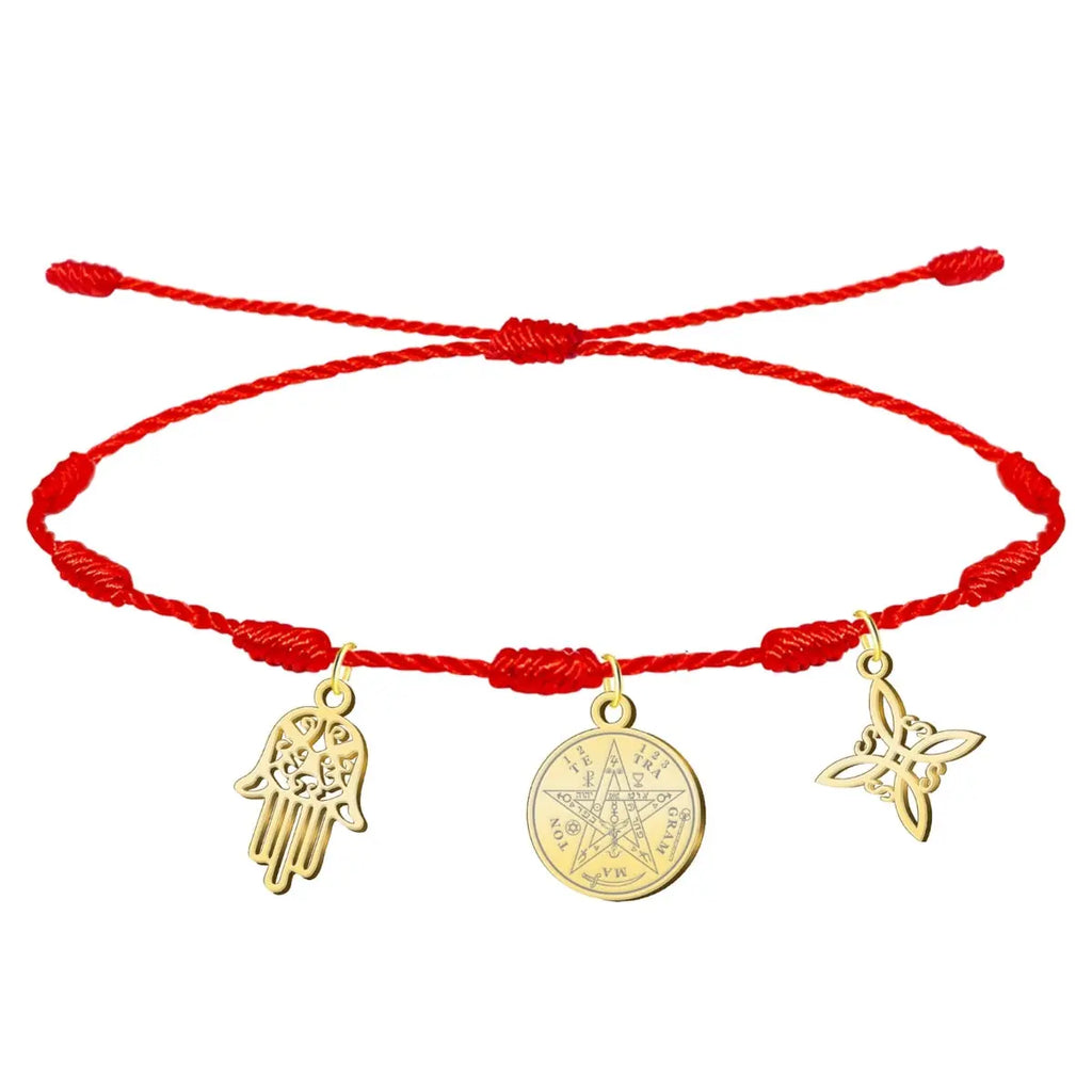 Pulsera de hilo rojo de 7 nudos con tres colgantes dorados: la Mano de Fátima (Jamsa), el Tetragrammatón y el Nudo de Bruja.