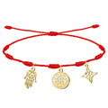 Pulsera de hilo rojo de 7 nudos con tres colgantes dorados: la Mano de Fátima (Jamsa), el Tetragrammatón y el Nudo de Bruja.