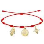 Pulsera de hilo rojo de 7 nudos con tres colgantes dorados: la Mano de Fátima (Jamsa), el Tetragrammatón y el Nudo de Bruja.