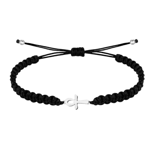 Pulsera de hilo negro trenzado con un diseño central de la Cruz Egipcia (Ankh) fabricada en acero inoxidable de color plateado, decorada con esferas metálicas plateadas y un cierre ajustable de nudo corredizo.
