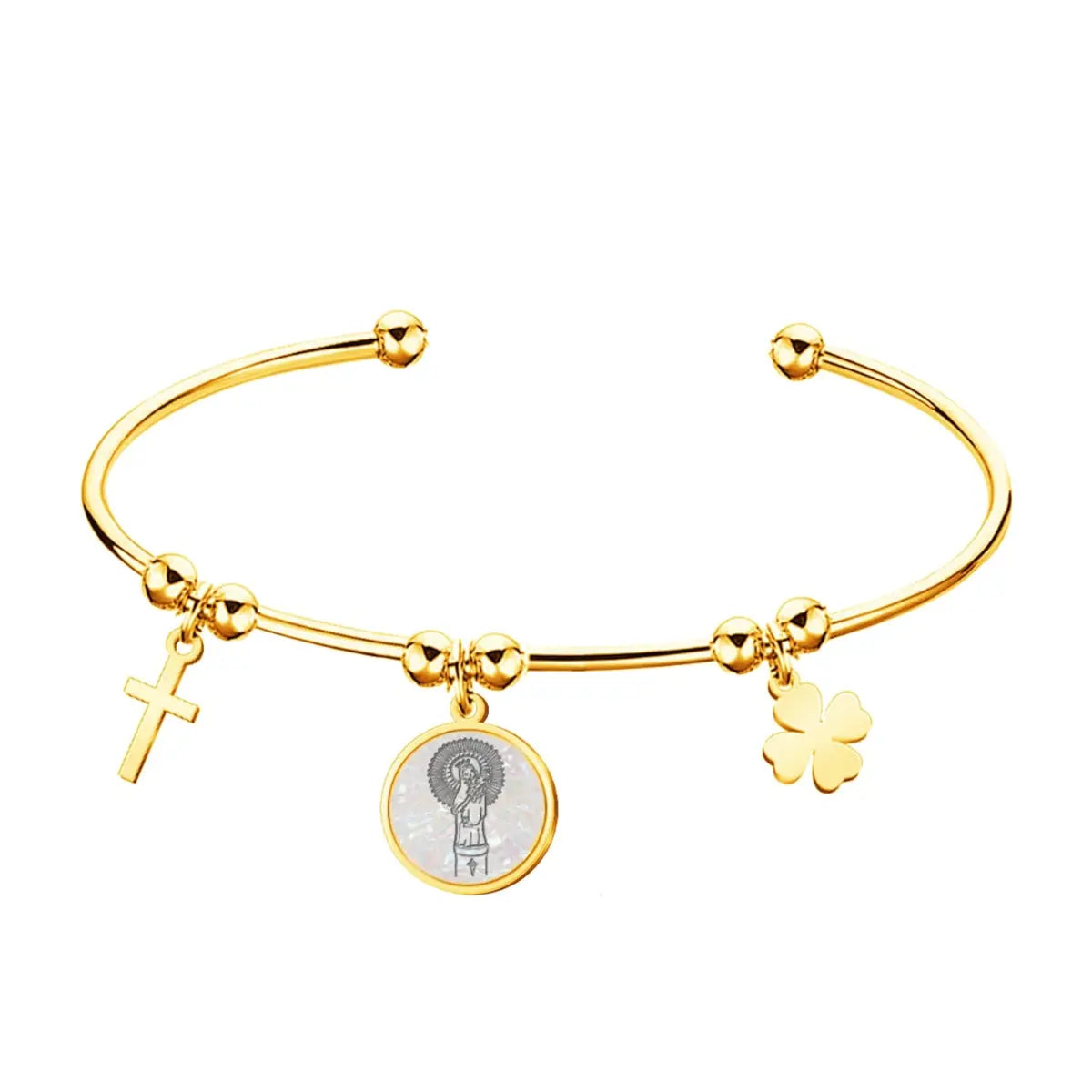 Brazalete rígido abierto de acero inoxidable dorado con tres colgantes: medalla de la Virgen del Pilar, cruz y trébol de la suerte.