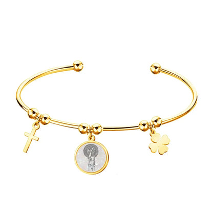 Brazalete rígido abierto de acero inoxidable dorado con tres colgantes: medalla de la Virgen del Pilar, cruz y trébol de la suerte.