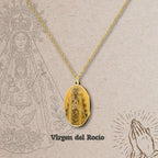Colgante Virgen del Rocío Medalla Grabada Acero Dorado textura
