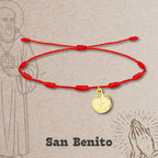 Pulsera roja de 7 nudos con medalla colgante de San Benito en acero dorado, amuleto de protección contra el mal de ojo y la envidia.