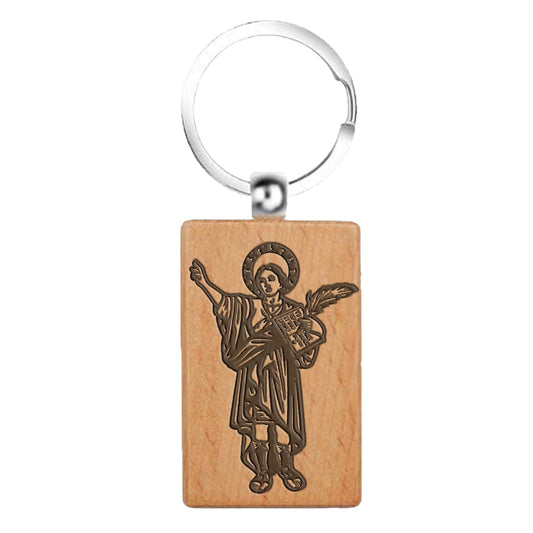 Llavero rectangular de madera natural con grabado detallado de San Pancracio, amuleto protector para llaves de casa o coche.