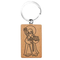 Llavero rectangular de madera natural con grabado láser de la imagen de San Benito, amuleto religioso ligero y artesanal.