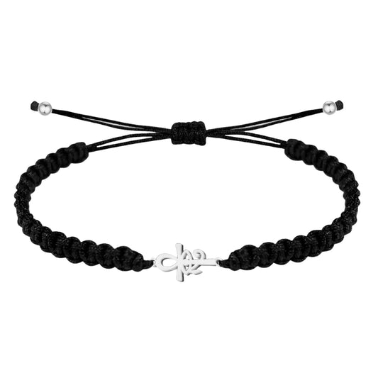 Pulsera de hilo negro trenzado con un diseño central de la Cruz Egipcia (Ankh) que integra el símbolo del Ojo de Horus, fabricada en acero inoxidable de color plateado con esferas metálicas decorativas y cierre ajustable de nudo corredizo.