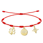 Pulsera de hilo rojo 7 nudos con tres dijes de acero inoxidable dorado: Trébol de 4 Hojas de la suerte (izquierda), Medallón del Tetragrammatón (centro) y Nudo de Bruja (derecha).