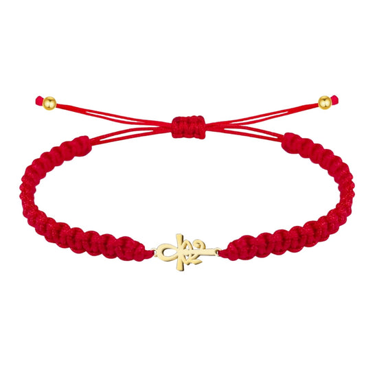 Pulsera de hilo rojo trenzado con un diseño central de la Cruz Egipcia (Ankh) que integra el símbolo del Ojo de Horus, fabricada en acero inoxidable con acabado dorado, decorada con esferas metálicas doradas y cierre ajustable de nudo corredizo.