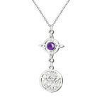 Colgante de acero plateado con Nudo de Bruja conteniendo una piedra Amatista natural (violeta) y medalla del Tetragrammatón. Amuleto de transmutación energética y protección espiritual.