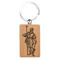 Llavero rectangular de madera natural con grabado láser de San Isidro Labrador. Diseño rústico y ligero, ideal para agricultores y devotos del patrón de Madrid.