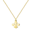 Colgante flor de lis dorado en acero con cadena fina dorada