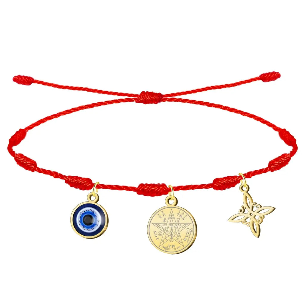 Pulsera de hilo rojo de 7 nudos con tres dijes de acero inoxidable dorado: Ojo Turco azul (izquierda), Medallón del Tetragrammatón (centro) y Nudo de Bruja (derecha).