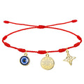 Pulsera de hilo rojo de 7 nudos con tres dijes de acero inoxidable dorado: Ojo Turco azul (izquierda), Medallón del Tetragrammatón (centro) y Nudo de Bruja (derecha).