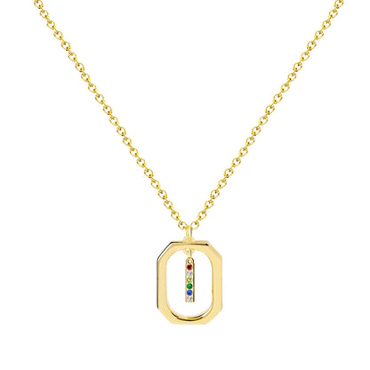 Collar con inicial I y marco geométrico, cristales multicolor y baño de oro 14K. Tarjeta con mensaje "Con I comienza la Ilusión". Stainless Steel.